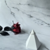 心光 Heartglint 療癒氣質感戒指展示照，白色錐台搭配紅玫瑰背景